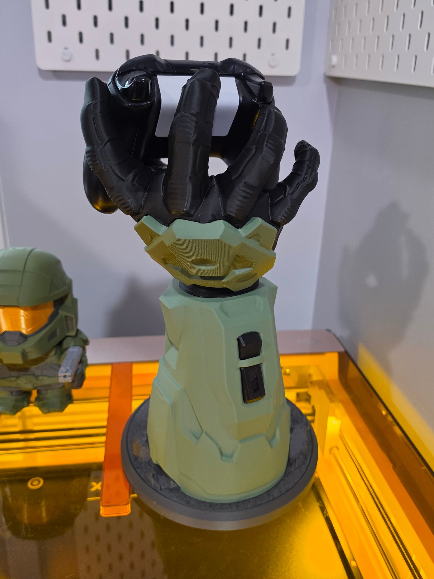 Halo- Master Chief SPARTAN-Ps4/Ps5/ Xbox/Headset Remote Controller Holder Stand